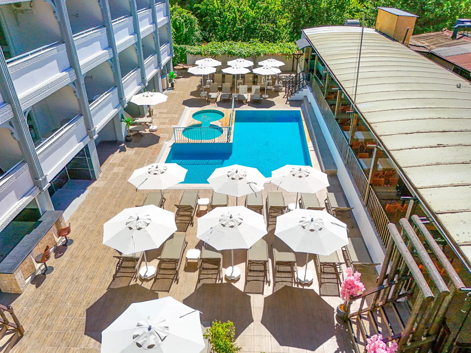 Side Castle Beach Hotel havuz ve güneşlenme alanı