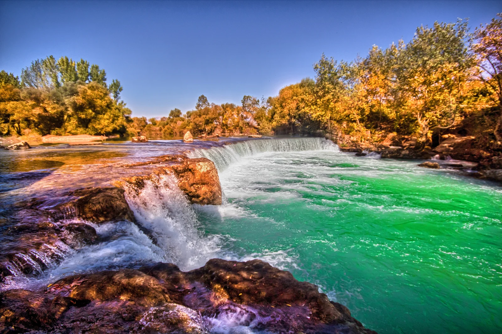 Manavgat Şelalesi ve çevresindeki ağaçlar